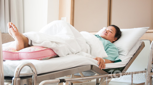 中老年-女-病人-医院-生病-关节-腿-脚-受伤_30125111_xxl.jpg