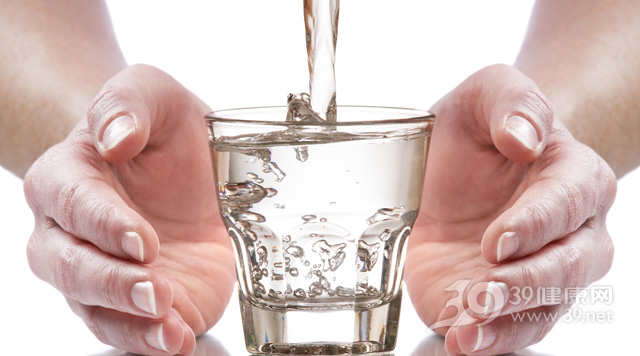 水-水杯-玻璃杯-喝水-水柱_4552541_xxl.jpg