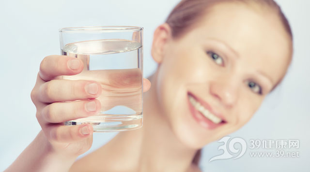青年-女-杯子-开水-喝水_15264228_xxl.jpg