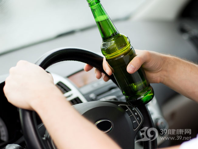 驾驶-开车-喝酒-酒精-酒驾-啤酒-安全_22185021_xxl.jpg