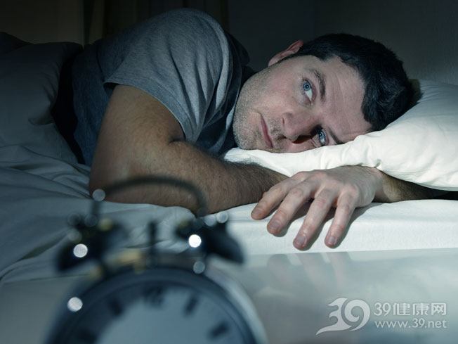 青年-男-睡觉-睡眠-失眠-时钟-床_25197026_xxl.jpg