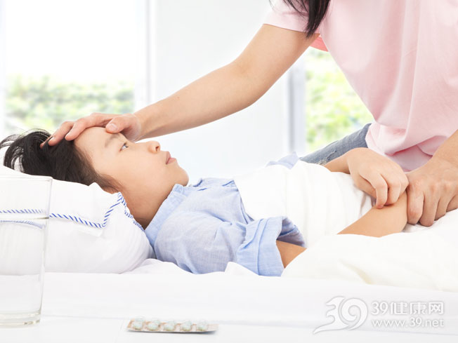 孩子-男-生病-发烧-吃药-药片-卧床-母亲_21707243_xxl.jpg